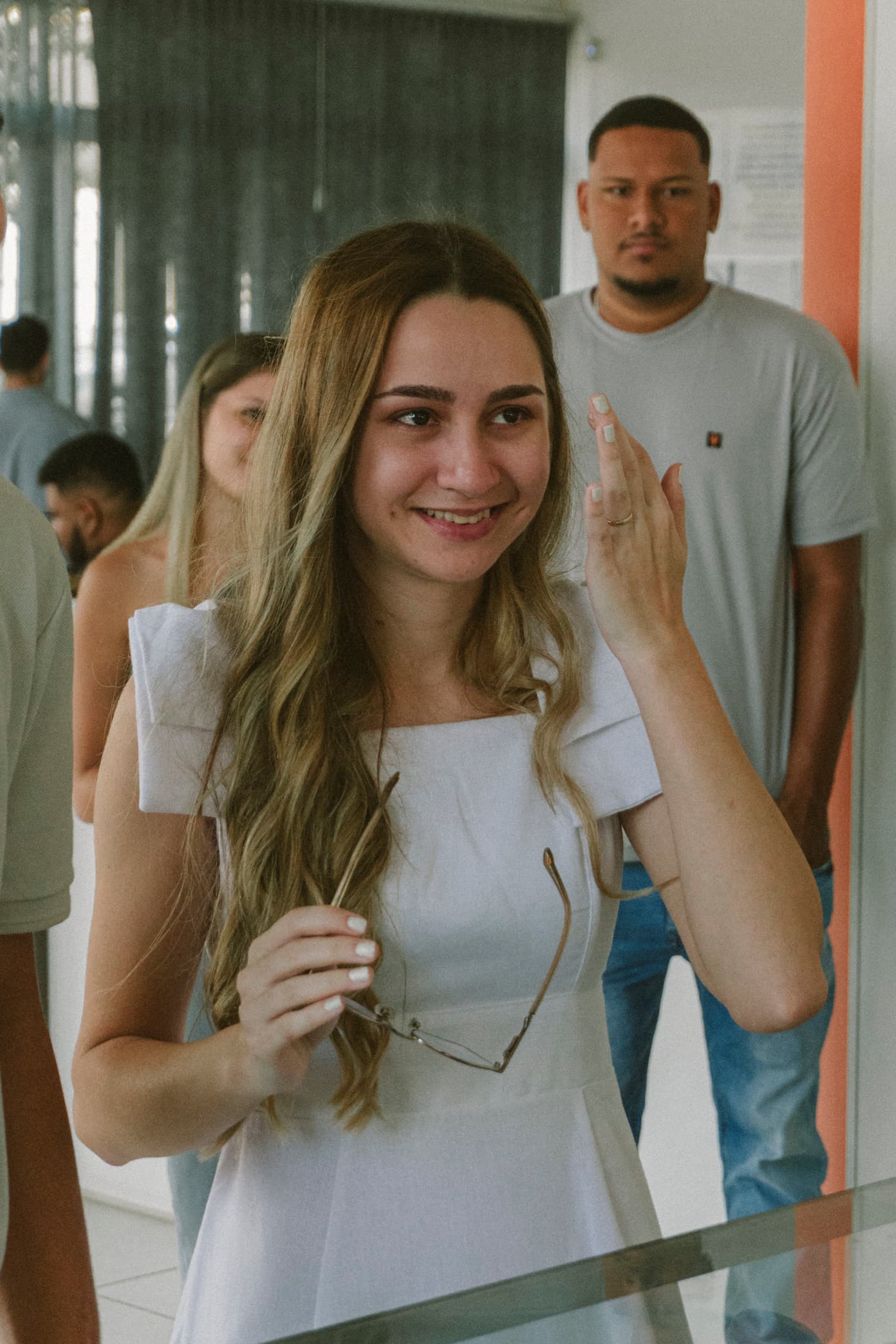 Momento da assinatura dos papéis de casamento no cartório em Ibitinga