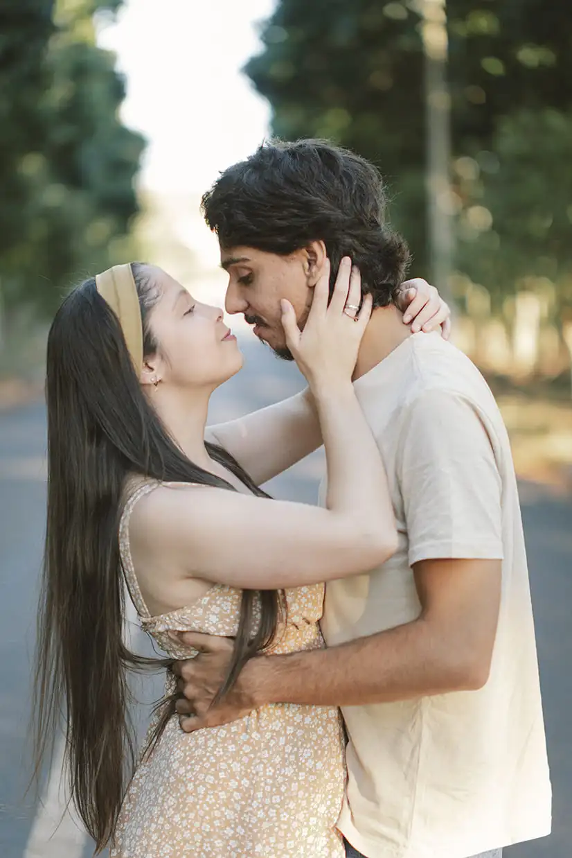 Conexão e olhares de casal ao pôr do sol