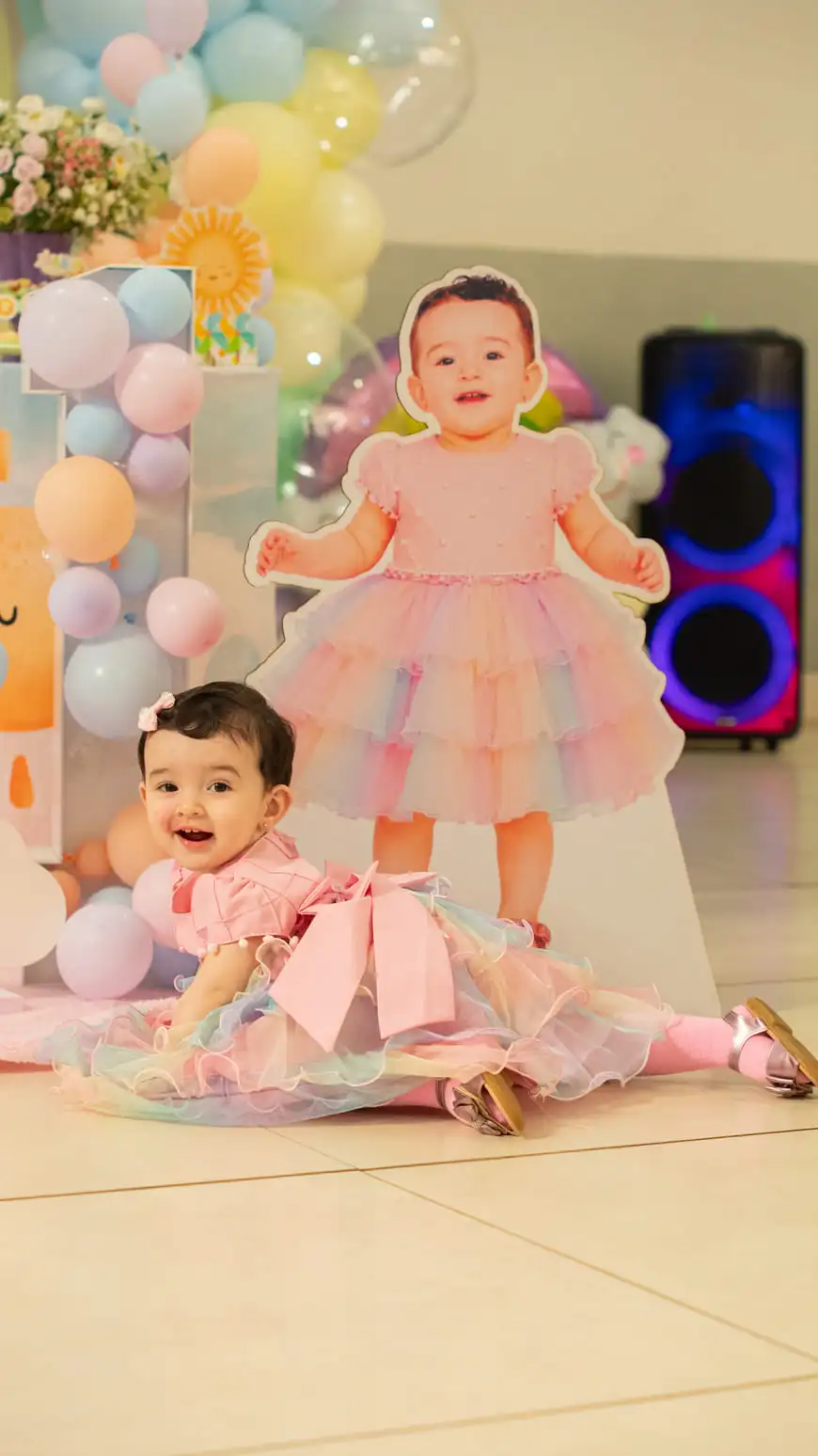 Sorrisos espontâneos de bebê de 1 ano