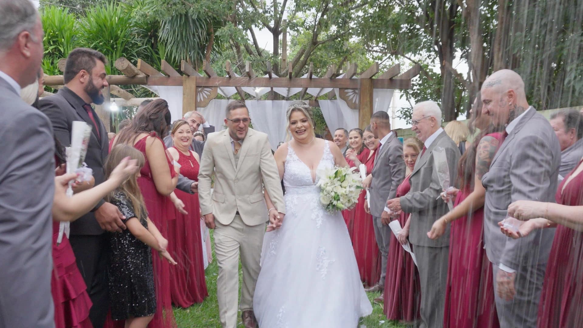 Saída celebrativa dos noivos após o sim religioso